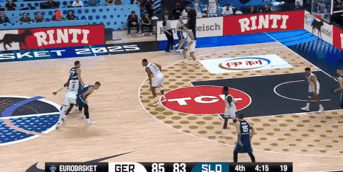 世界杯直播-火力全开！东契奇运球后撤步三分强投再中反超1分，已得38分