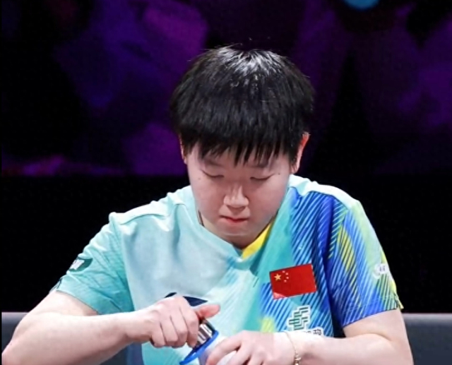孙颖莎疑对自己不满！输球后定在原地沉思5秒 低头离场惹球迷心疼|蒯曼|重庆|WTT新加坡大满贯|WTT重庆冠军赛|王曼昱_新浪体育_新浪新闻